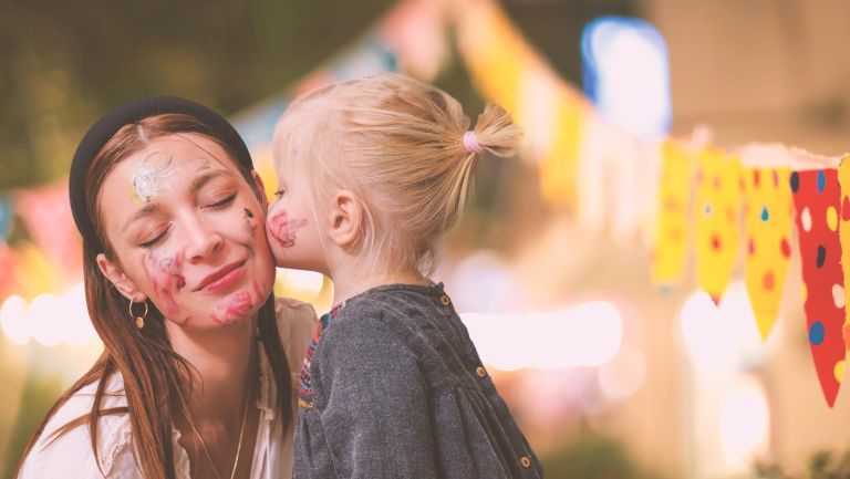 Eine Mutter bekommt einen Kuss von ihrer kleinen Tochter