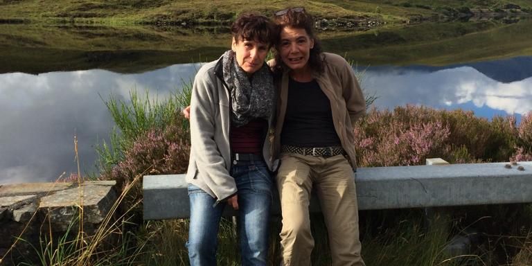 Die zwei Schwestern Denise Mosimann und Sandra Rickli stehen in der Natur
