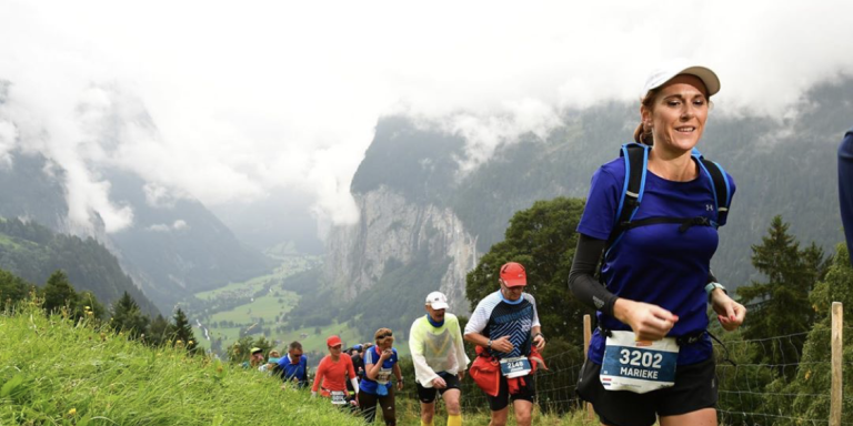 Marieke Châtelain und fünf weitere Läufer rennen durch die Berge