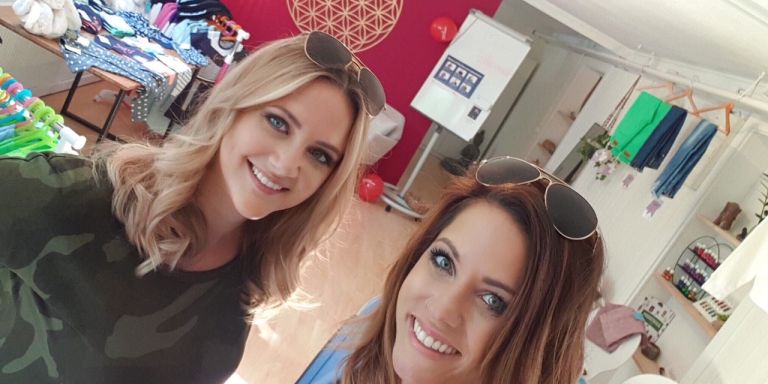 2 Frauen, die sich engagieren