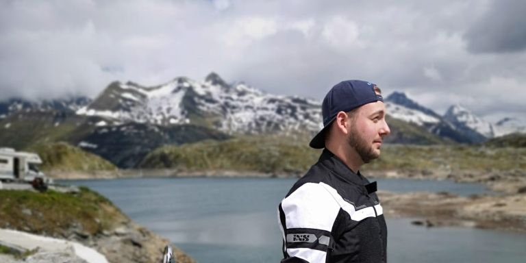 Yannick Schmid vor einem Alpsee