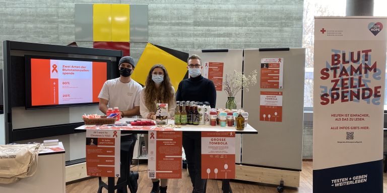 Das Organisationskomittee vom Event St. Gallen gegen Leukämie steht hinter einem Informationstisch