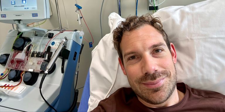 Ramon Ernie liegt in einem Spitalbett. Links neben ihm ist das Apharesegerät zu sehen.