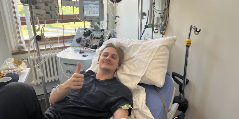 Ein junger Mann, Andreas Groebner, liegt in einem Spitalbett während er seine Blutstammzellen spendet.