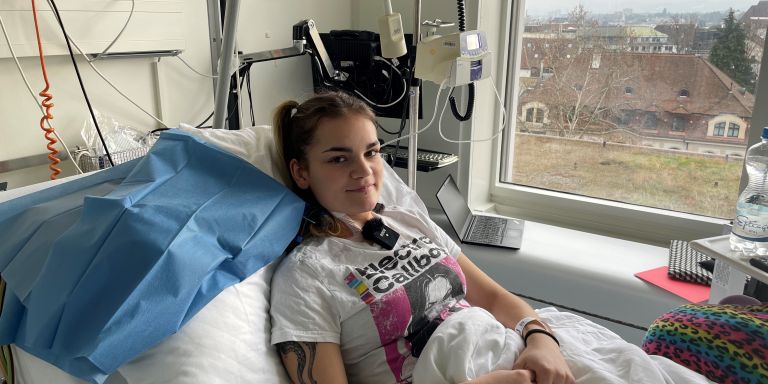 Nora K., liegt in einem Spitalbett während ihrer Blutstammzellspende.