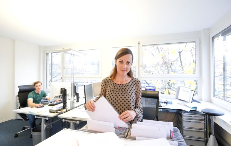 Una donna cerca informazioni nei file