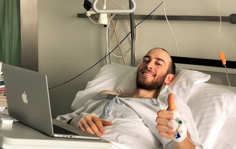 Le donneur de cellules souches du sang Mathieu Lossel est sur son lit d'hôpital
