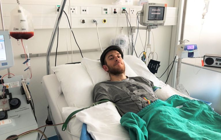 Il donatore di cellule staminali del sangue Mathieu Lossel durante la donazione di cellule staminali del sangue periferico