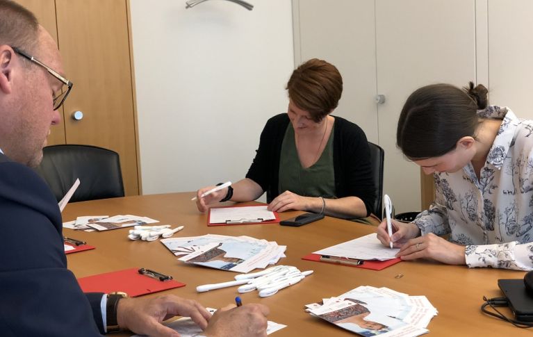 Marie und Yvonne bei der Registrierung zum Blutspenden
