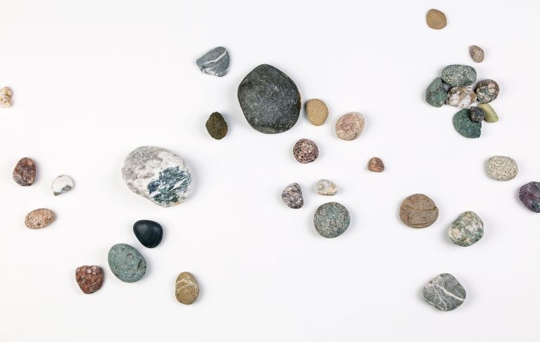 Mehrere Steine in verschiedenen Größen und Farben