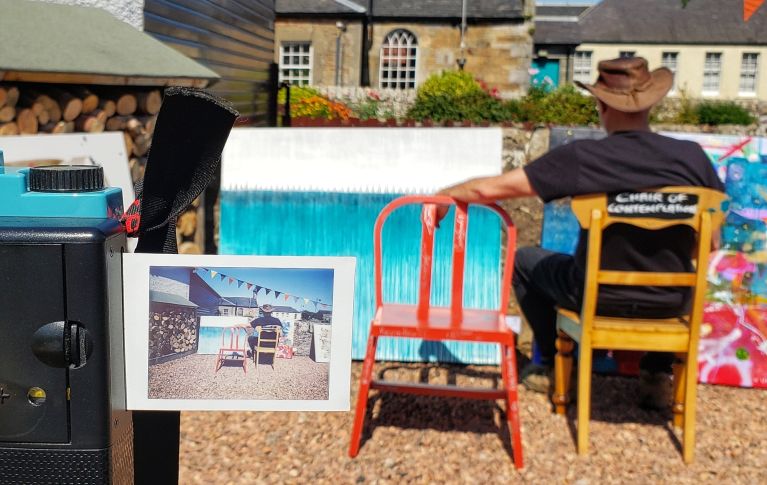 Chaise rouge, caméra dans une esplanade en Écosse