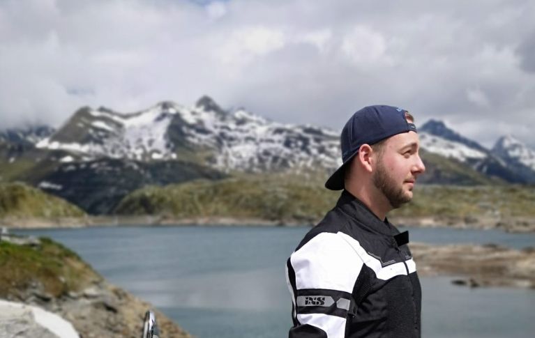 Yannick Schmid devant un lac alpin