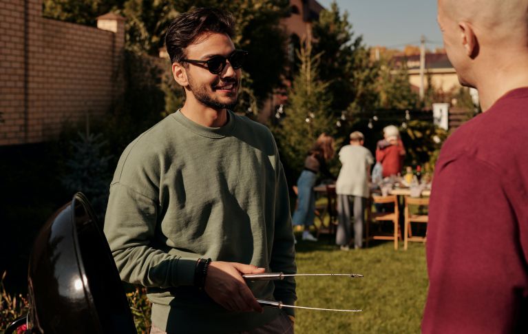 Due giovani in giardino durante un barbecue