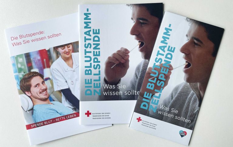 Das Bild zeigt die Broschüren zum Thema Blutspende und Blutstammzellspende, die bestellt werden können.