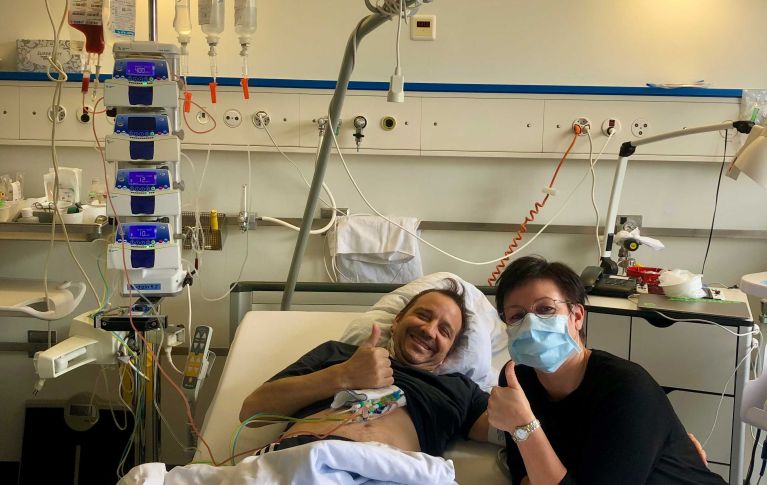 Christian Bregy liegt in einem Spitalbett während seiner Transplantation.