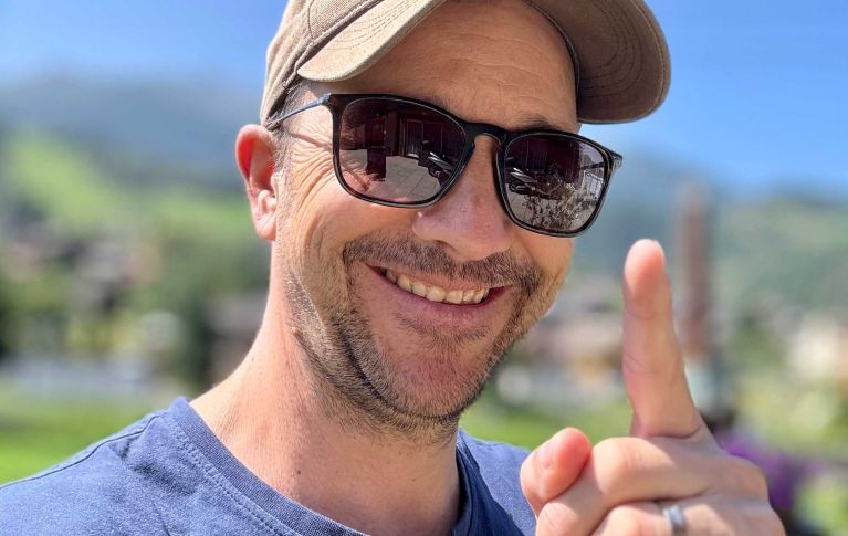 Christian Bregy ist gesund und blickt mit einem breiten Lächeln in die Kamera.