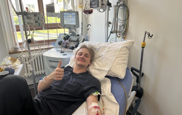 Un jeune homme, Andreas Groebner, est allongé sur un lit d'hôpital pendant qu'il donne ses cellules souches du sang.