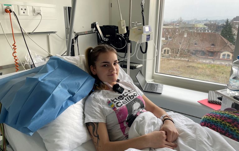 Nora K., liegt in einem Spitalbett während ihrer Blutstammzellspende.