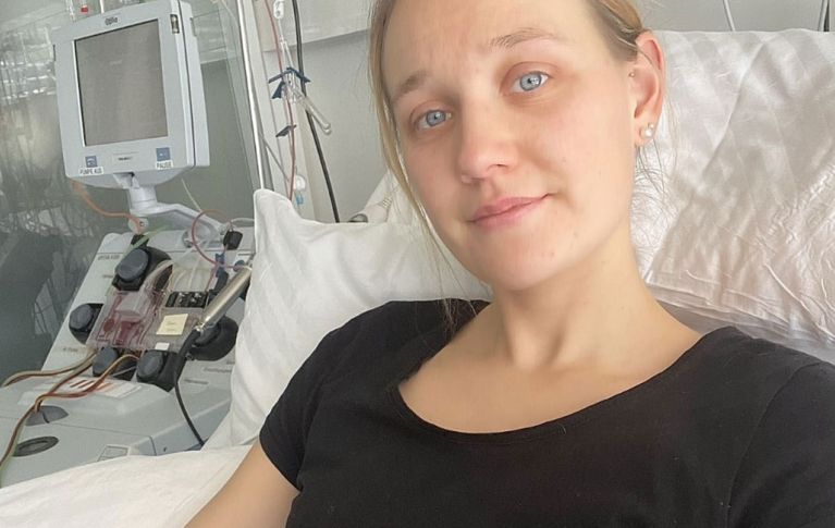 Marion, una giovane donna dai capelli biondi e dagli occhi azzurri, giace in un letto d'ospedale e dona le sue cellule staminali del sangue. Sullo sfondo si vede la macchina per l'aparesi.