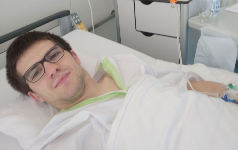 Ivo Binggeli liegt in einem Spitalbett.