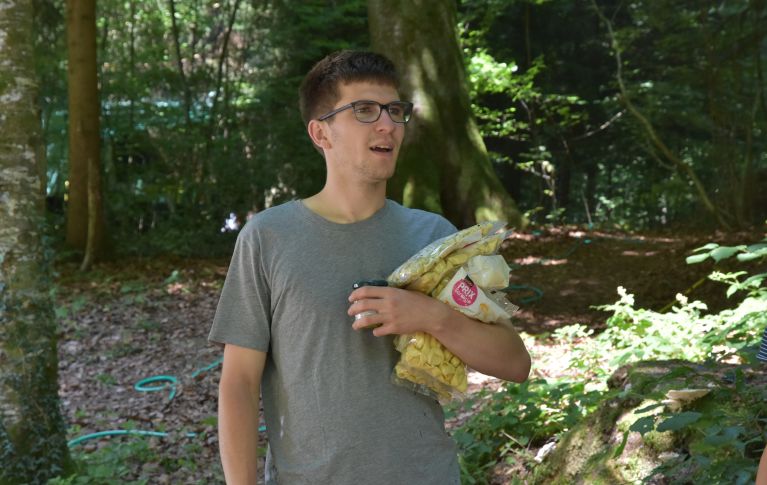 Ivo Binggeli steht draussen im Wald während seinter Tätigkeit als Pfadfinder.