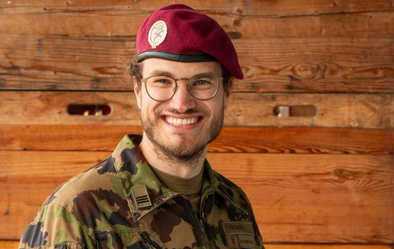 On voit Thomas Hadorn en uniforme militaire. Il sourit à la caméra.