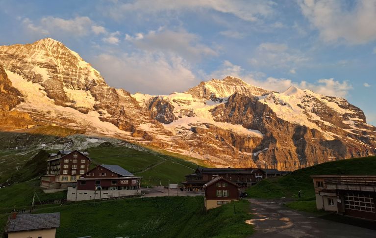 Paesaggio montano svizzero, si vedono il Mönch e la Jungfrau.