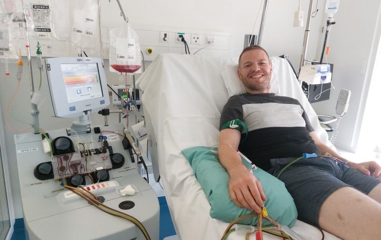 Ramon Klaus liegt im Spitalbett während Spende und lächelt in die Kamera
