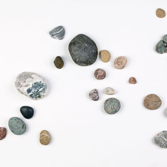 Diverse pietre di diverse dimensioni e colori