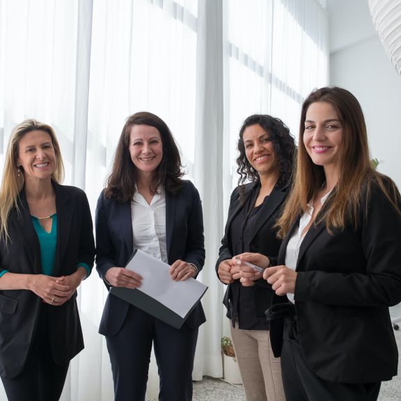Vier Frauen in Business Kleidung 