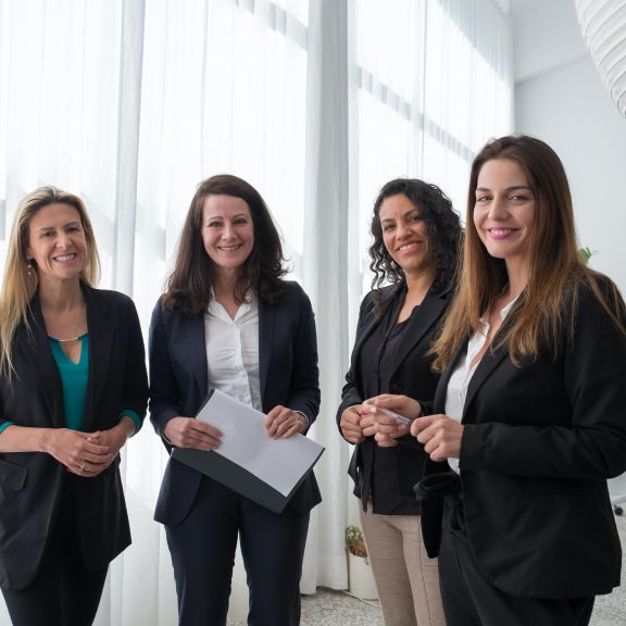 Vier Frauen in Business Kleidung